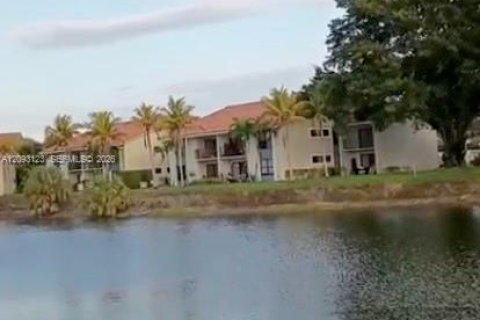 Condo in West Palm Beach, Florida, 2 bedrooms  № 2378514 - photo 14