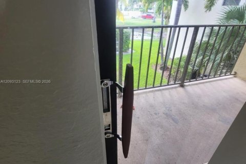 Condo in West Palm Beach, Florida, 2 bedrooms  № 2378514 - photo 7