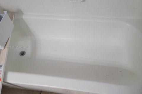 Condo in West Palm Beach, Florida, 2 bedrooms  № 2378514 - photo 4