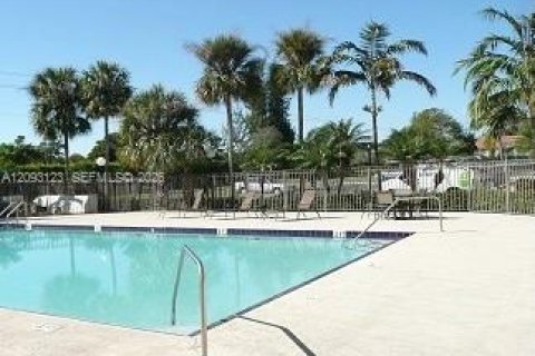 Condo in West Palm Beach, Florida, 2 bedrooms  № 2378514 - photo 11