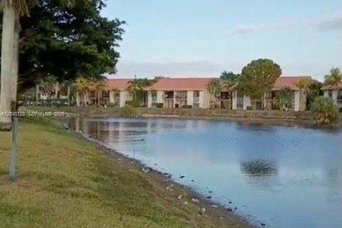 Condo in West Palm Beach, Florida, 2 bedrooms  № 2378514 - photo 12