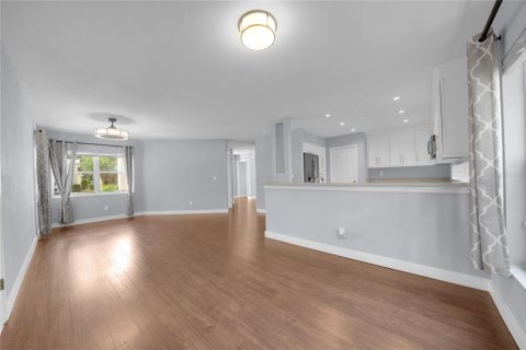 House in Tampa, Florida 4 bedrooms, 219.99 sq.m. № 2204146 - photo 3