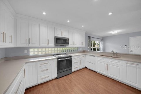 House in Tampa, Florida 4 bedrooms, 219.99 sq.m. № 2204146 - photo 4