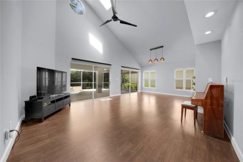 House in Tampa, Florida 4 bedrooms, 219.99 sq.m. № 2204146 - photo 2