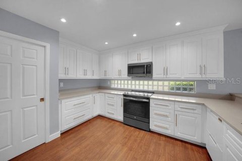 House in Tampa, Florida 4 bedrooms, 219.99 sq.m. № 2204146 - photo 5