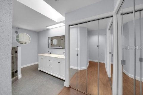 House in Tampa, Florida 4 bedrooms, 219.99 sq.m. № 2204146 - photo 8