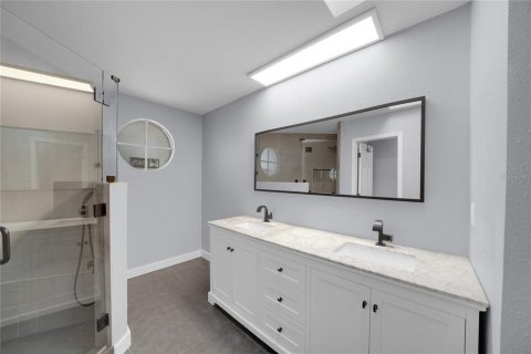House in Tampa, Florida 4 bedrooms, 219.99 sq.m. № 2204146 - photo 7