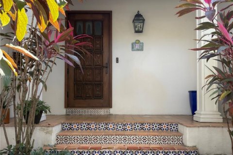 House in Miami, Florida 4 bedrooms, 214.05 sq.m. № 2010827 - photo 17