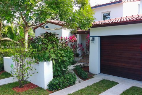 House in Miami, Florida 4 bedrooms, 214.05 sq.m. № 2010827 - photo 15