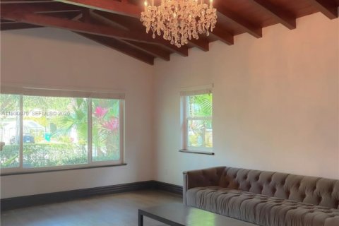 House in Miami, Florida 4 bedrooms, 214.05 sq.m. № 2010827 - photo 4