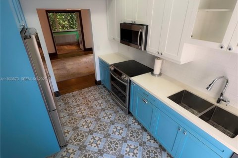 House in Miami, Florida 4 bedrooms, 214.05 sq.m. № 2010827 - photo 12