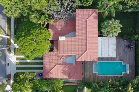 House in Miami, Florida 4 bedrooms, 214.05 sq.m. № 2010827 - photo 2