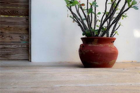 House in Miami, Florida 4 bedrooms, 214.05 sq.m. № 2010827 - photo 19