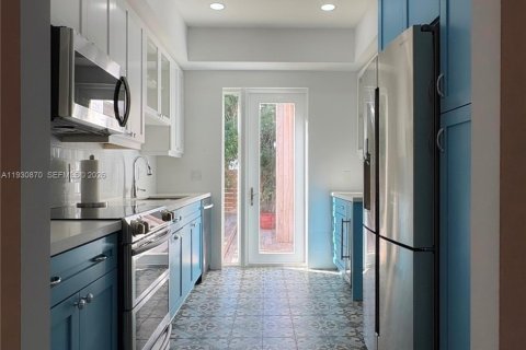 House in Miami, Florida 4 bedrooms, 214.05 sq.m. № 2010827 - photo 9