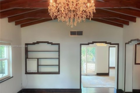 House in Miami, Florida 4 bedrooms, 214.05 sq.m. № 2010827 - photo 6
