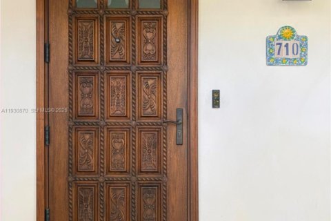 House in Miami, Florida 4 bedrooms, 214.05 sq.m. № 2010827 - photo 18