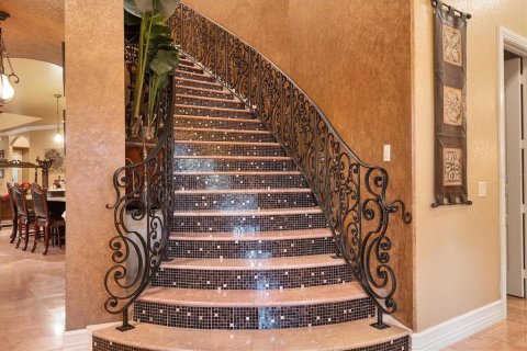 Casa en venta en North Port, Florida, 6 dormitorios, 793.48 m2 № 2106282 - foto 4