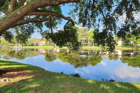 Купить кондоминиум в Помпано-Бич, Флорида 2 спальни, 101.26м2, № 2012365 - фото 4