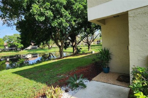 Купить кондоминиум в Помпано-Бич, Флорида 2 спальни, 101.26м2, № 2012365 - фото 3