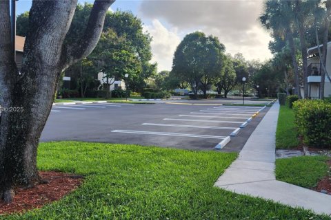 Купить кондоминиум в Помпано-Бич, Флорида 2 спальни, 101.26м2, № 2012365 - фото 28