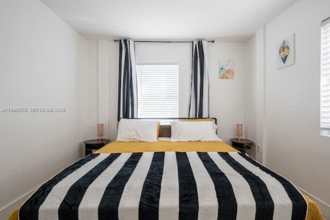 Casa en venta en Miami, Florida, 4 dormitorios, 203.18 m2 № 2002636 - foto 8