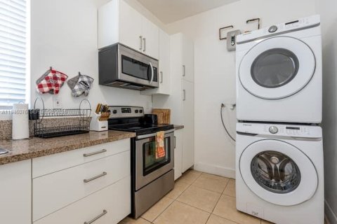 Casa en venta en Miami, Florida, 4 dormitorios, 203.18 m2 № 2002636 - foto 18