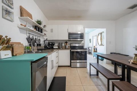 Casa en venta en Miami, Florida, 4 dormitorios, 203.18 m2 № 2002636 - foto 5