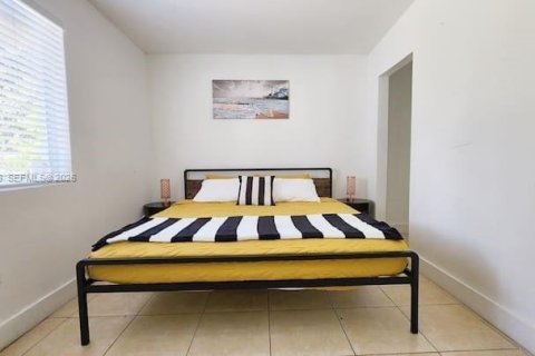 Casa en venta en Miami, Florida, 4 dormitorios, 203.18 m2 № 2002636 - foto 9