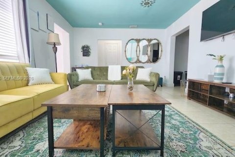 Casa en venta en Miami, Florida, 4 dormitorios, 203.18 m2 № 2002636 - foto 2