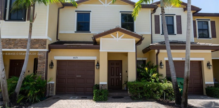 Townhouse in Davie, Florida 3 bedrooms, 149.57 sq.m. № 1950326