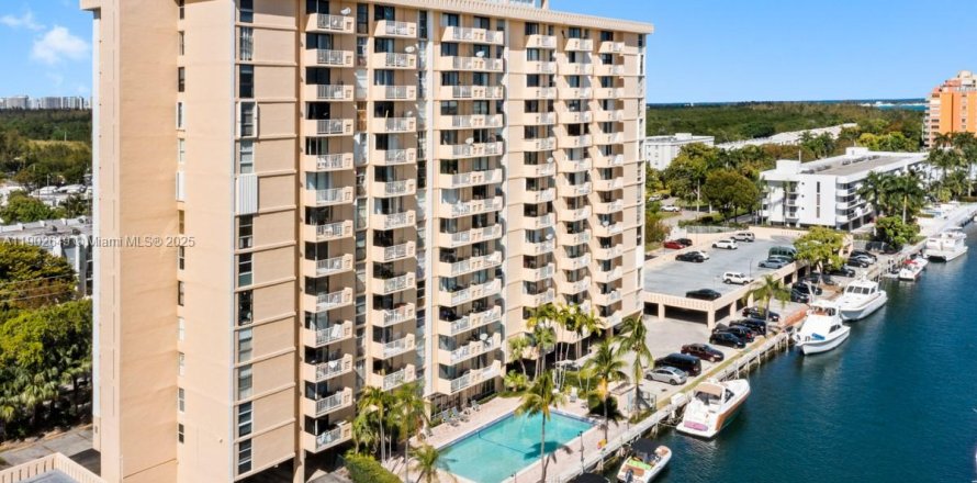 Condo in North Miami, Florida, 1 bedroom  № 1954705
