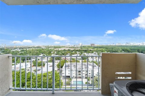 Condo in North Miami, Florida, 1 bedroom  № 1954705 - photo 3