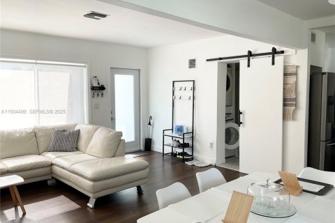 House in Miami, Florida 3 bedrooms, 98.38 sq.m. № 1992510 - photo 5