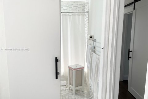 House in Miami, Florida 3 bedrooms, 98.38 sq.m. № 1992510 - photo 24