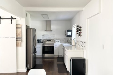 House in Miami, Florida 3 bedrooms, 98.38 sq.m. № 1992510 - photo 8