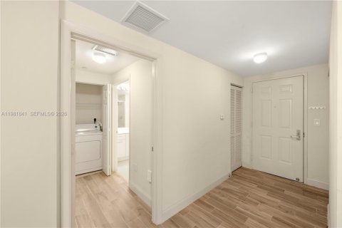 Condo in Plantation, Florida, 2 bedrooms  № 2043046 - photo 10