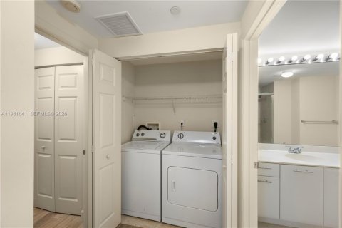 Condo in Plantation, Florida, 2 bedrooms  № 2043046 - photo 11