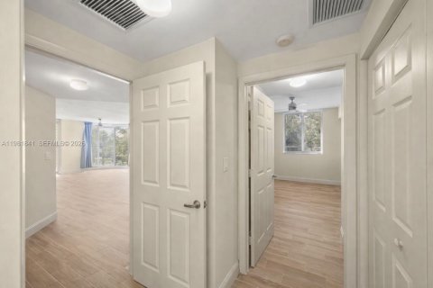 Condo in Plantation, Florida, 2 bedrooms  № 2043046 - photo 17