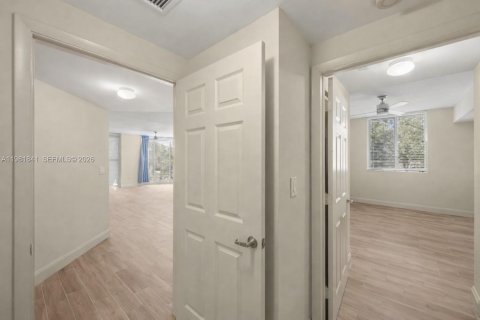 Condo in Plantation, Florida, 2 bedrooms  № 2043046 - photo 19