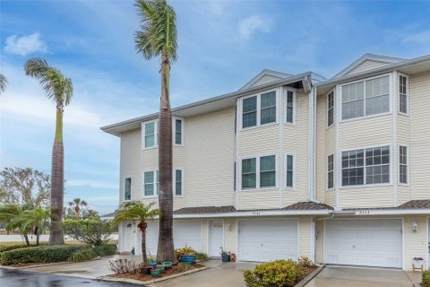 Townhouse in Saint Pete Beach, Florida 3 bedrooms, 190.45 sq.m. № 1540173 - photo 2