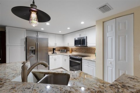 Townhouse in Saint Pete Beach, Florida 3 bedrooms, 190.45 sq.m. № 1540173 - photo 12