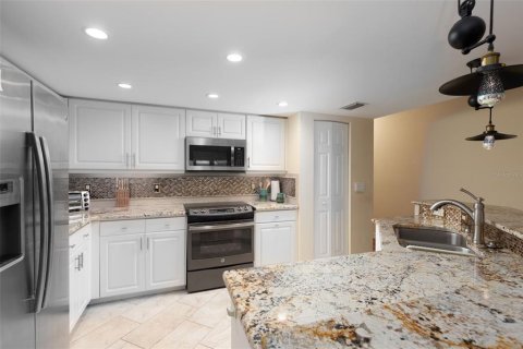 Townhouse in Saint Pete Beach, Florida 3 bedrooms, 190.45 sq.m. № 1540173 - photo 11