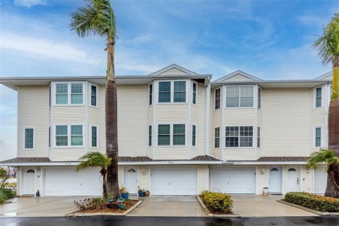 Townhouse in Saint Pete Beach, Florida 3 bedrooms, 190.45 sq.m. № 1540173 - photo 1