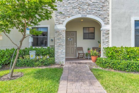 Купить таунхаус в Майами, Флорида 3 спальни, 165.18м2, № 1936131 - фото 2