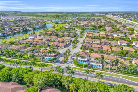 Купить таунхаус в Майами, Флорида 3 спальни, 165.18м2, № 1936131 - фото 30