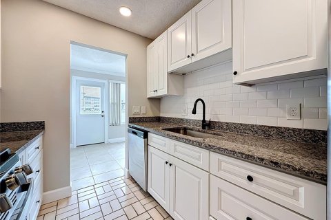 Copropriété à vendre à Gulfport, Floride: 2 chambres, 104.05 m2 № 2100348 - photo 14