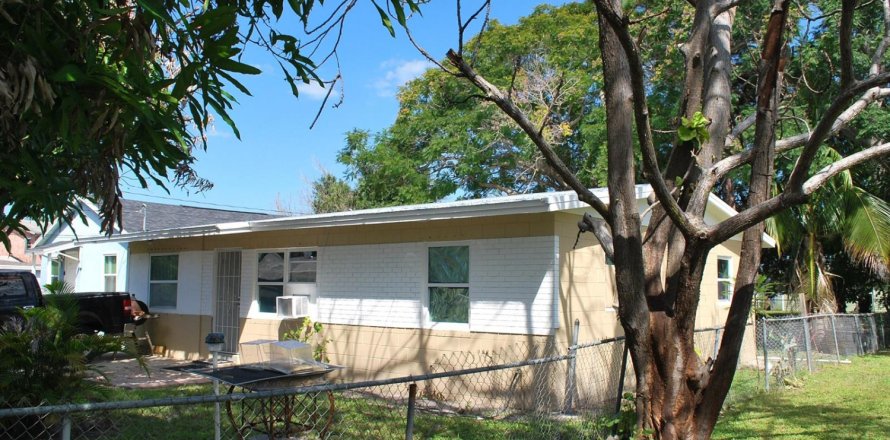 House in St. Lucie, Florida 2 bedrooms, 95.32 sq.m. № 2391967