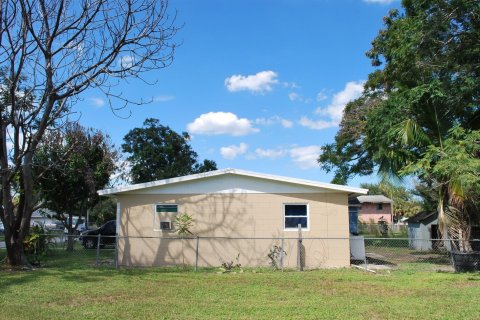 House in St. Lucie, Florida 2 bedrooms, 95.32 sq.m. № 2391967 - photo 2