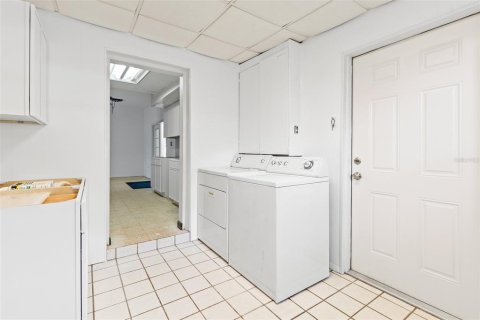House in Merrit Island, Florida 4 bedrooms, 119.1 sq.m. № 1685131 - photo 15