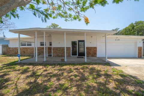 House in Merrit Island, Florida 4 bedrooms, 119.1 sq.m. № 1685131 - photo 1